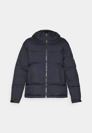 Námořnická puffer bunda s kapucí, zipovým uzávěrem a elastickými manžetami. Vyznačuje se boxy designem a prošívanou strukturou pro izolaci.