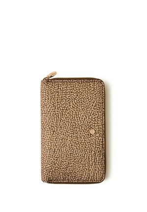 Portefeuille marron zippé avec un motif abstrait à pois beige et un petit emblème doré rond sur fond blanc.