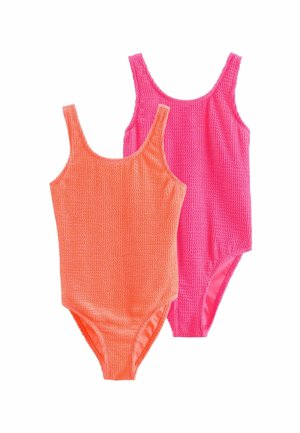 Zwei Badeanzüge: einer orange und einer rosa, aus strukturiertem Stoff mit breiten Trägern und einem hochgeschnittenen Beinschnitt. Helle Farben für gute Sichtbarkeit.
