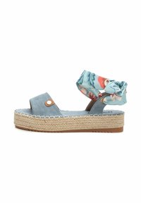 Sandalias de plataforma de ante azul con una correa de tela floral en el tobillo, una suela intermedia de yute trenzado y suela de goma. Presenta un acento decorativo de botón.