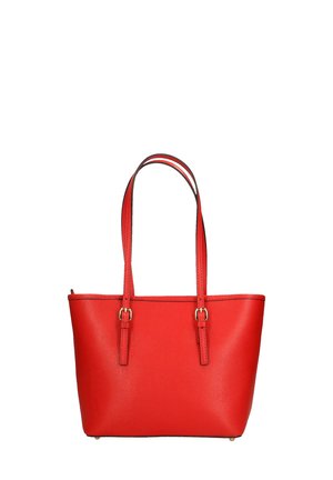 Borsa tote rossa con texture liscia, doppie tracolle, dettagli in oro e forma strutturata. Design con apertura superiore e minimalismo nei dettagli.