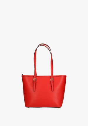 Rote Tragetasche mit glatter Textur, doppelten Trägern, goldenen Hardware-Akzenten und einer strukturierten Form. Offenes Design mit minimaler Detailgestaltung.