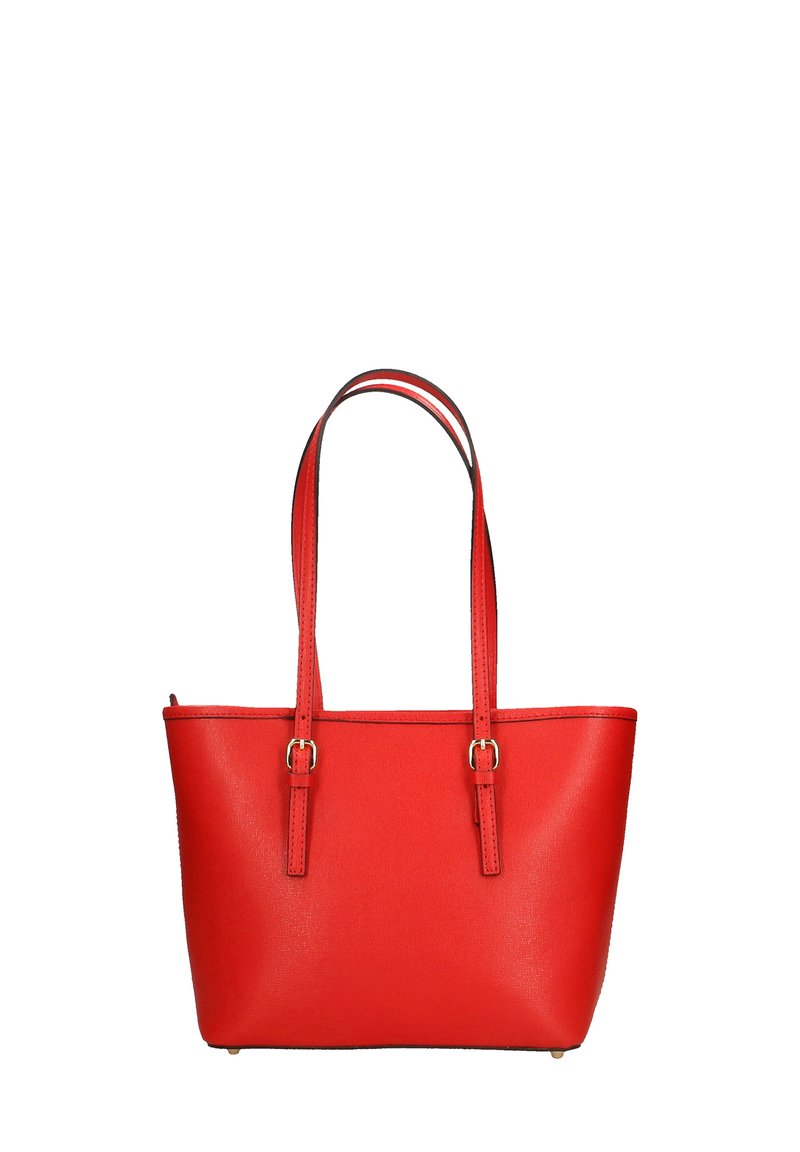 Rode tote bag met een gladde textuur, dubbele handvatten, accenten van goudkleurig beslag en een gestructureerde vorm. Ontwerp met open bovenkant en minimale details.