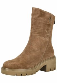 Botte de cheville en suède marron avec un bout arrondi, un talon haut et une surface texturée. Présente une fermeture éclair sur le côté et une semelle �épaisse et crantée.