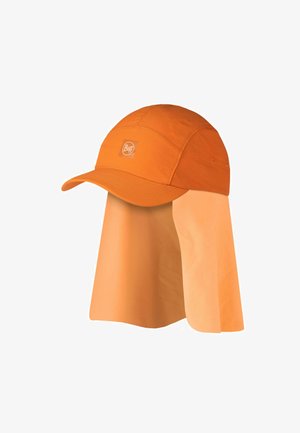Gorra naranja con solapa de cuello extendida para protección solar, que cuenta con una visera curva y un pequeño logo en el panel frontal.