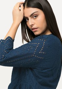 Ulla Popken EN AJOURÉE LIGNE EN A COL ET MANCHES 3/4 - Denní šaty - steel blue