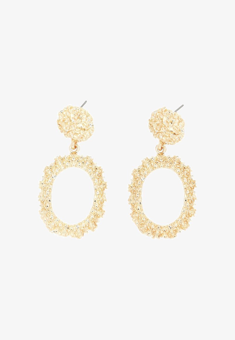 Ohrringe in goldfarbener Ausführung mit einem strukturierten, kreisförmigen Stecker und ovalem Reifen-Design, versehen mit einem detaillierten, erhabenen Muster auf dem Reifen.