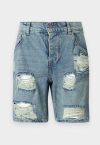 Jeansshorts i ljusblått med slitna hål, fransade kanter, femfickorsdesign och knäppning fram.