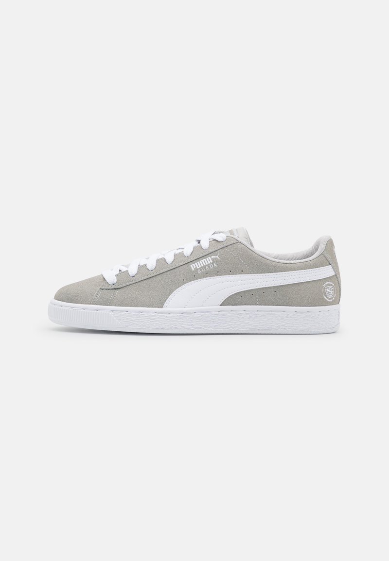 Hallid hall nahk-sneakerid valgete aktsentidega ja nööpidega, millel on tekstureeritud kummitald ning logo küljel ja kandadel.