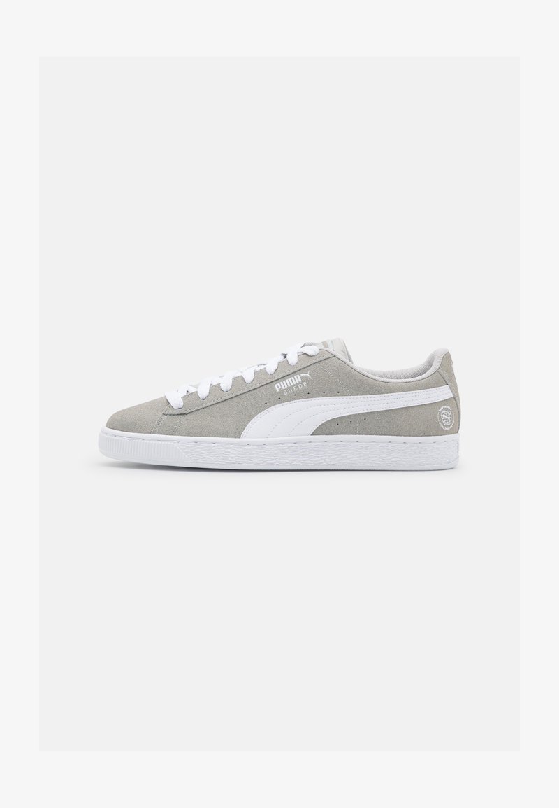 Hallid hall nahk-sneakerid valgete aktsentidega ja nööpidega, millel on tekstureeritud kummitald ning logo küljel ja kandadel.