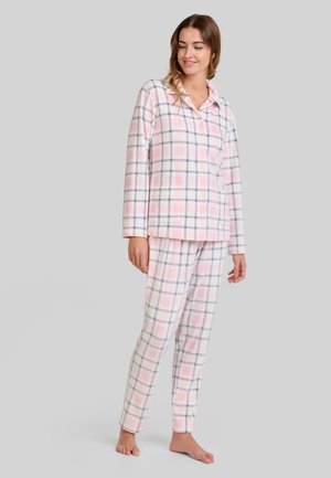 Conjunto de pijama de franela en cuadros rosas y blancos con acentos azules. Cuenta con una parte de arriba de botones y pantalones ajustados. Textura suave, mangas largas.