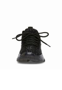 Zapatillas deportivas negras con parte superior texturizada, que cuentan con cierre de cordones y suela de goma. El diseño incluye una puntera suave y patrones ondulados en la suela.