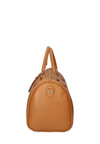 Borsa da viaggio in pelle color tan, con forma arrotondata, manici doppi, accessori in oro e una cerniera centrale. Superficie testurizzata e dettagli di cucitura discreti.