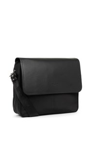 Borsa a tracolla in pelle nera con pattina piegata, tracolla regolabile e dettagli del logo sottili. Design elegante con una texture liscia.