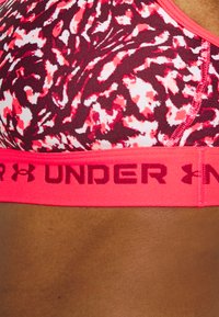 Under Armour CROSSBACK MID PRINT - Sutiã desportivo de suporte médio - penta pink/black rose