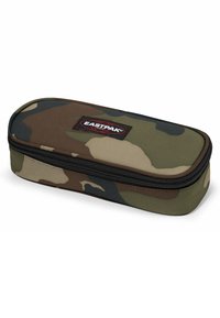 Estuche de lápices de camuflaje con cierre de cremallera, que presenta una textura de tela suave, bordes redondeados y un parche con el logo de Eastpak en el frontal.