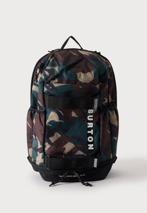 Rygsæk med camouflage-mønster, to sorte stropper og hvid "BURTON" tekst på frontlommen mod ensfarvet baggrund.