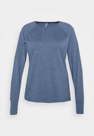 Damska koszulka z długim rękawem w melanżowym niebieskim kolorze z dekoltem typu crew neck i raglanowymi rękawami na gładkim białym tle.
