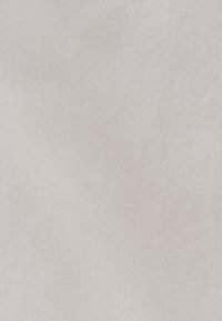 Lichtgrijze katoenstof met een gladde textuur, voorzien van een subtiel weefpatroon en een uniforme, neutrale kleur doorheen.