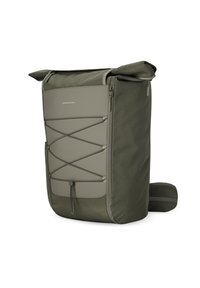 Zaino verde oliva con chiusura a rullo, tessuto testurizzato, cordino elastico anteriore e tasca laterale con zip. Design robusto e elegante per un uso versatile.