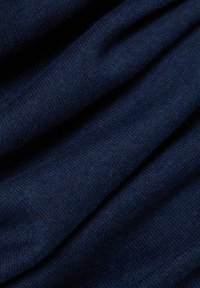 Marineblauer Strickstoff mit glatter Textur und unterschiedlicher Dicke, zeigt einen dezenten Glanz und gleichmäßige, dichte Stiche überall.