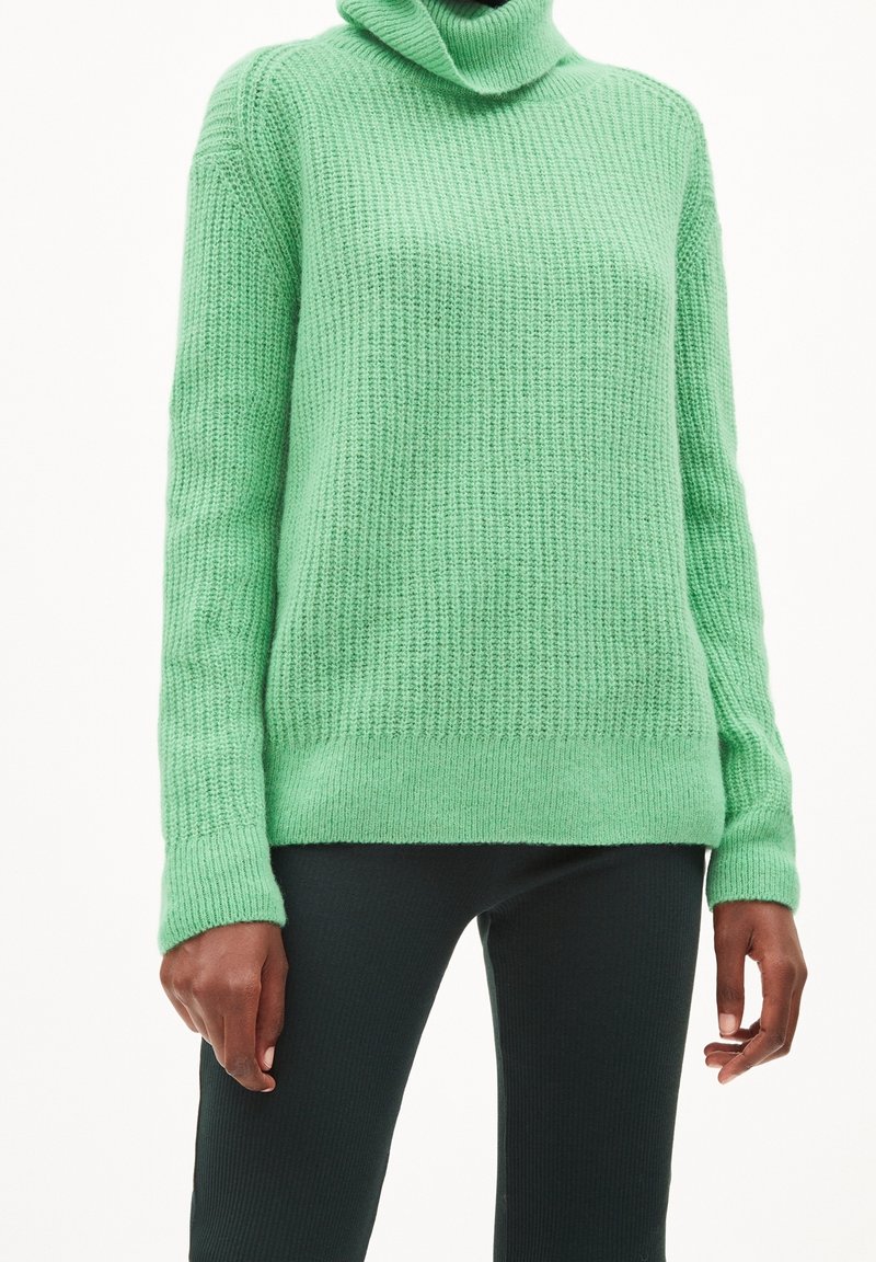 Grön polotröja i texturerat stickat material, med långa ärmar och ribbade muddar, i avspänd passform och enfärgad.
