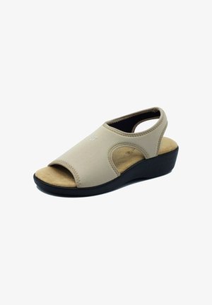 Sandal beige con punta aperta, con una soletta imbottita, cinturino slingback e una suola a cuneo nera. Finitura strutturata e dettagli cuciti.