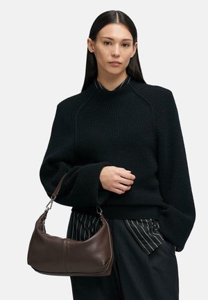 Brązowa skórzana torba na ramię o zakrzywionym kształcie i gładkiej fakturze. Posiada krótki uchwyt i subtelne przeszycia.