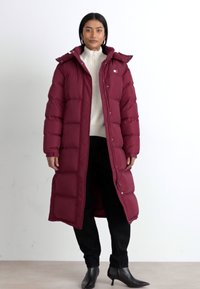 Tommy Jeans ALASKA LONG PUFF - Piumino lungo - deep rouge