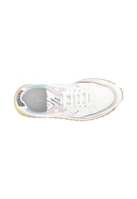 Sneaker bianco con accenti rosa e blu, lacci bianchi, suola rigata beige e dettagli glitterati sul tallone, vista dall'alto.