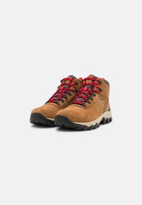 Columbia NEWTON RIDGE™ PLUS II SUEDE WP - Túracipők - elk/mountain red