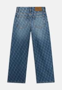 Niebieskie dżinsy z denimu z powtarzającym się wzorem logo, prostym krojem nogawki i pięcioma kieszeniami. Lekko używane, z kontrastującymi szwami.