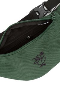 Grüner Corduroy-Bauchtasche mit schwarzem verstellbarem Tragegurt. Verfügt über eine Reißverschlusstasche, Innenfutter und ein lila gesticktes Vogel-Logo.