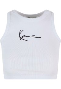 Valge ribaga lühike topp, millel on ümar kaelus ja must allkirja logo ees. Kangas on sile ja tekstuurilise ribiga mustriga.