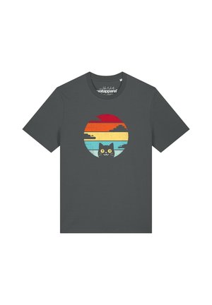 Dunkelgraues T-Shirt mit kurzen Ärmeln und Rundhalsausschnitt sowie einer farbenfrohen Sonnenuntergang-Kreisdarstellung mit einer schwarzen Katze mit gelben Augen vorne.