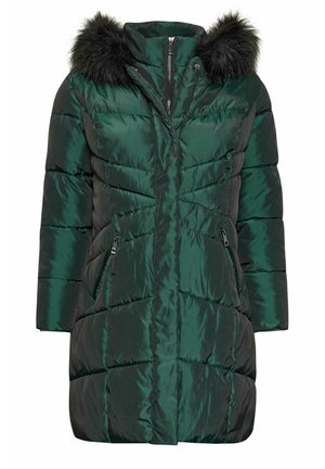 Abrigo acolchado verde con capucha de piel sintética, cierre de cremallera y dos bolsillos laterales. La tela tiene una textura brillante y suave con patrones acolchados.