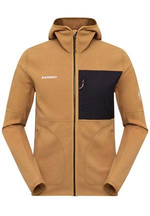 Fleecejacke in warmem Tan mit einer schwarzen Brusttasche, vollem Reißverschluss, verstellbarer Kapuze und weicher Textur. Mit Logo auf der linken Seite.