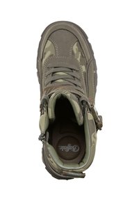 Une botte de randonnée verte et marron à motif camouflage, avec des lacets et une fermeture éclair latérale, vue de dessus sur fond blanc.