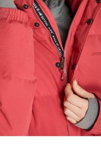 Rote Daunenjacke mit Reißverschluss, ausgestattet mit einem grauen Bündchen und Logo. Der Stoff hat eine glatte Textur, mit einem Zugband-Akzent am Reißverschluss.