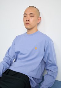 Carhartt WIP CHASE - Hosszú ujjú felső - charm blue/gold