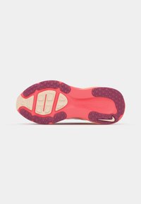 Nike Performance VOMERO 18 SE - Laufschuh Straße - ember glow/washed coral/sweet beet/marakesh