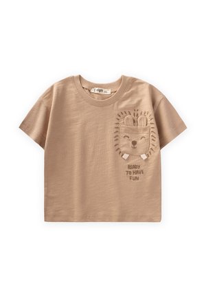 T-shirt beige à manches courtes en coton doux avec un col rond. Présente un design de lion brodé avec le texte "PRÊT À S'AMUSER."