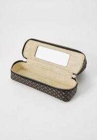 Custodia per matite con zip in materiale stampato marrone scuro, dotata di un morbido interno beige e di una finestra trasparente per l'identificazione.