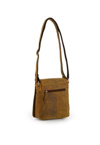 Hnědá kožená crossbody taška s nastavitelným popruhem, přední zipová kapsa, plochý tvar a hladký povrch. Vhodná pro každodenní použití.