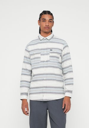 Camisa de botão branca com riscas horizontais em azul e cinza. Apresenta dois bolsos no peito e mangas longas. Tecido suave e texturizado.
