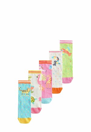 Fünf bunte Kindersocken mit Tiermotiven, darunter ein Tiger, eine Schildkröte, ein Flamingo, eine Giraffe, ein Tukan und ein Papagei, jeweils mit Punkten.