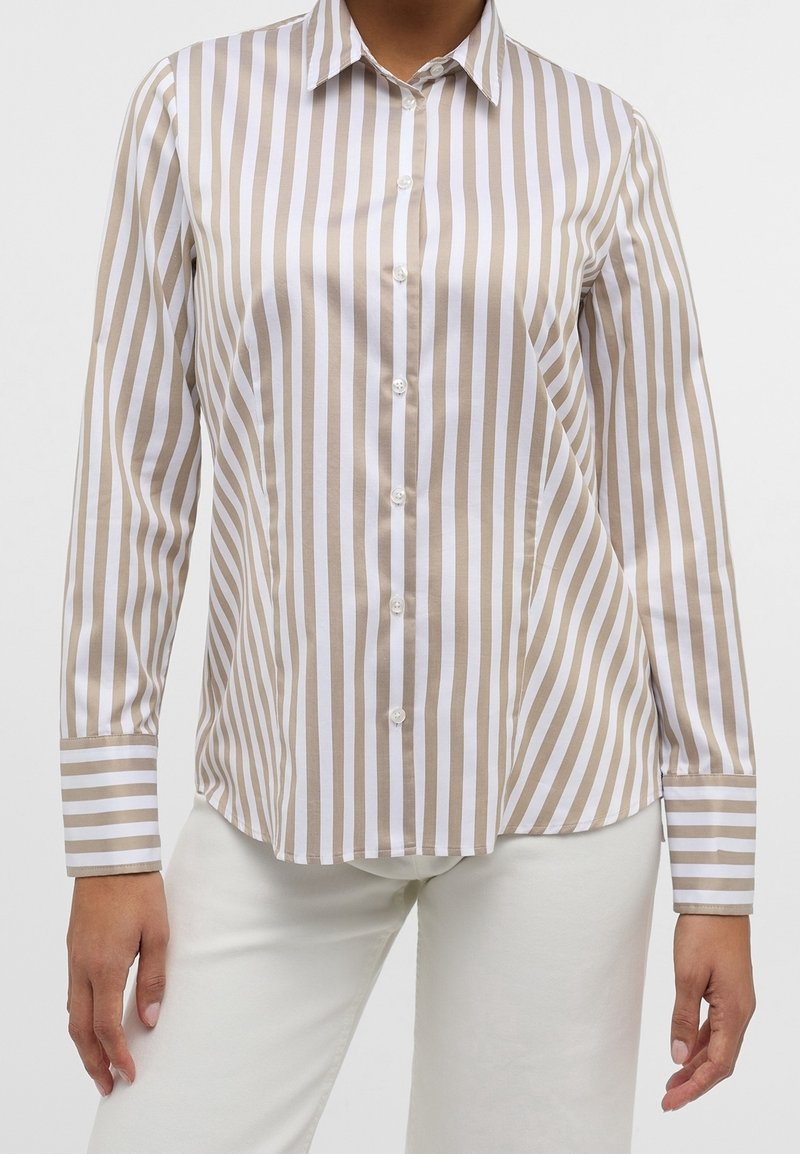 Randig skjorta med knappar som har horisontella beige och vita ränder, långa ärmar med randiga manschetter och en klassisk krage.
