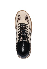 Beige sneaker met luipaardprint accenten, zwarte veters en een glanzende zwarte hak. Gemaakt van textuur suède materiaal met een rubberen zool. Maat 37.