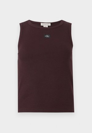 Bordeauxrode mouwloze top van geribbelde stof, met een zwart logo-label, ronde halslijn en een aansluitend model. Soepele textuur en nette afwerking.