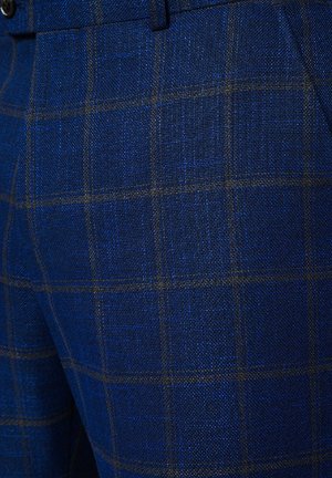 Niebieskie spodnie w kratę wykonane z teksturowanej tkaniny, z wzorem w kratę, z ciemnoniebieskimi i złotymi liniami oraz widoczną przednią kieszenią.